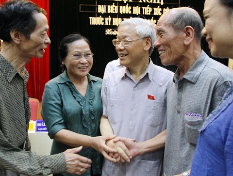 เลขาธิการใหญ่พรรคพบปะกับผู้มีสิทธิ์เลือกตั้งเขต Hoàn KiếmและTây Hồ กรุงฮานอย - ảnh 1